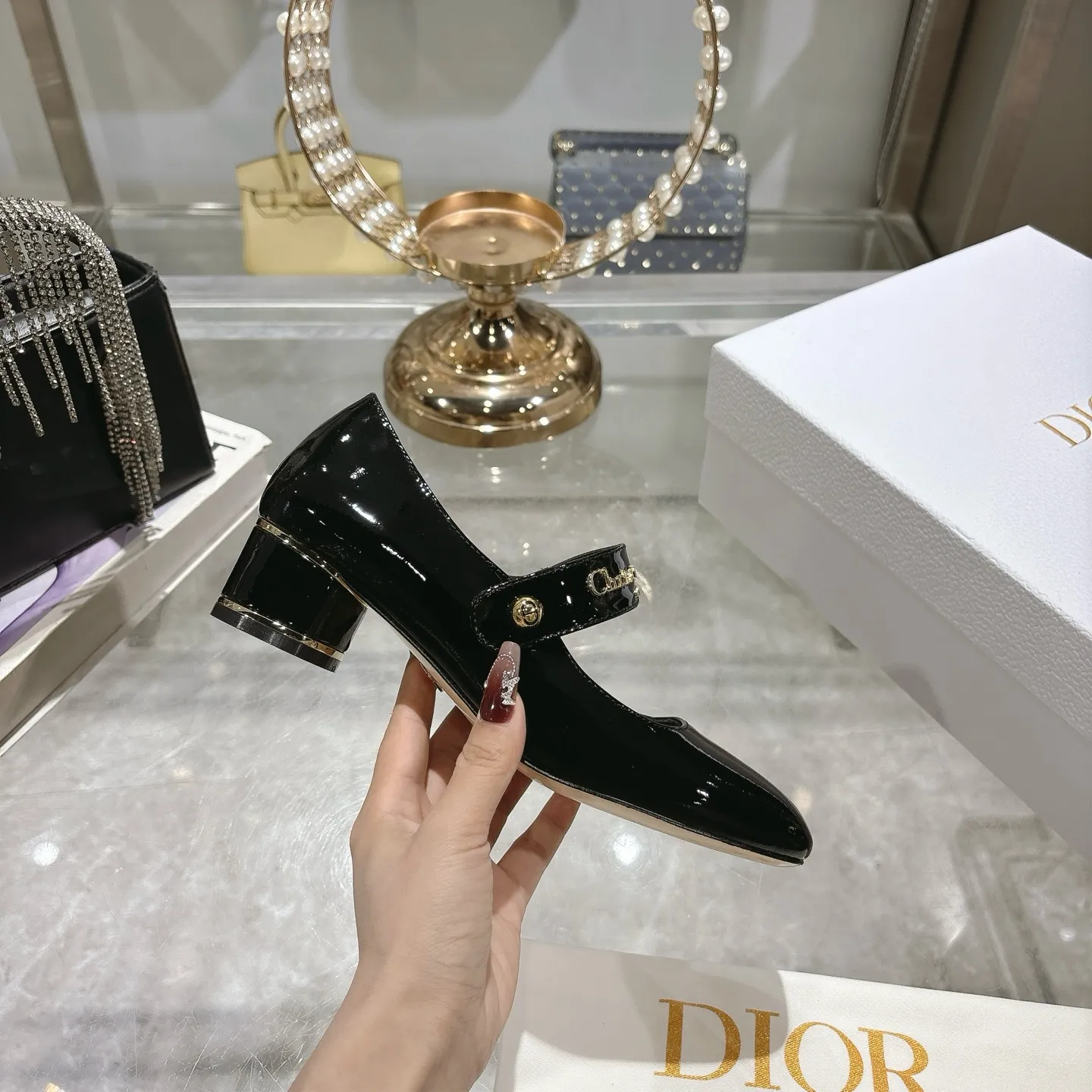 💕💕Factory direct selling price p560💕💕 💕25ss early spring new Dior Dior D-My hardware letter square toe high heels 👠This My Dior high heels are a new product in the 2025 spring and summer ready-to-wear series, showing exquisite elegance. Carefully crafted from cow leather, it is embellished with gold buckles and a metallic Christian Dior Paris logo, making it highly recognizable and highlighting Dior's extraordinary craftsmanship. Graphic style heels complement each other, making the fashionable design more elegant. Upper: cow patent leather. Inner foot pad: sheepskin. Sole: Italian genuine leather outsole. Heel height: 4cm 7.5cm. Size: 35-39 (34.40.41. Customized items are non-refundable)